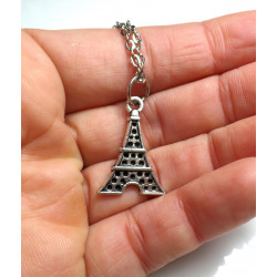 Collana catenina con ciondolo a forma di Torre Eiffel