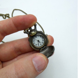 Collana con pendente orologio a forma di Coccinella