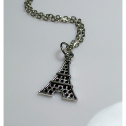 Collana catenina con ciondolo a forma di Torre Eiffel
