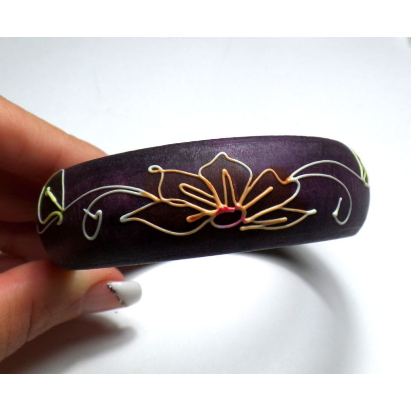 Bracciale rigido in legno Viola Scuro decorato con Fiori Modello bombato 