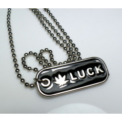 Collana modello pallinato argento anticato con ciondolo piastrina nera con scritta Luck  