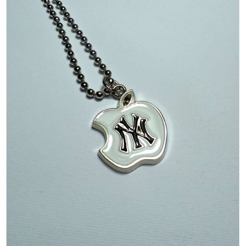 Collana modello pallinato argento con ciondolo a forma di Mela Apple con logo nero New York Yankees