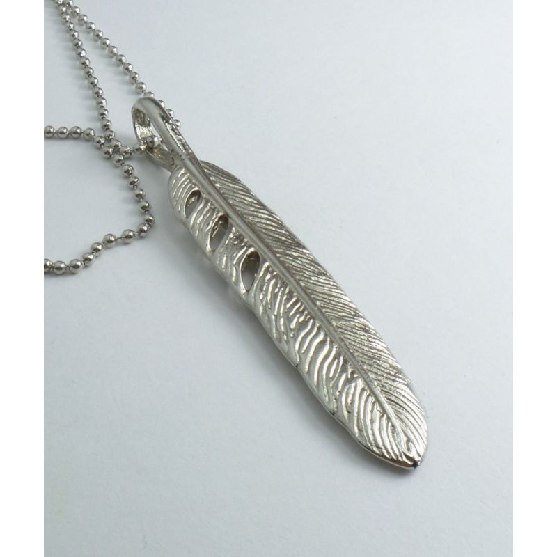 Collana modello pallinato argento con pendente a forma di piuma traforata
